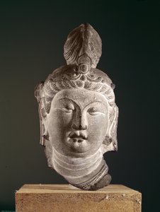 Chefe de um Bodhisattva, Dinastia Tang (618-907), c.710 (arenito e pigmento)